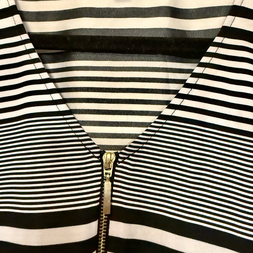 Express Striped Zip Front V-Neck Blouse Top Black White XS - Picture 3 of 11